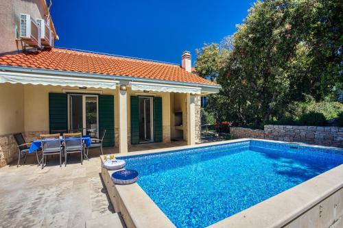 NEW! Villa SAN with heated pool, traditional surroundings, 3-bedrooms