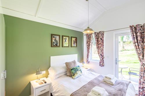 Squirrel Lodge 40 with Hot Tub Newton Stewart - image 4