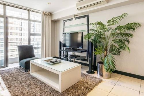 Spacious Apartment in CBD Pool & Parking perfect for the corporate traveller