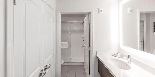 Pristine Vacation Rental Suite in Naples Florida - 3 Nights - One Bedroom #1 - image 6