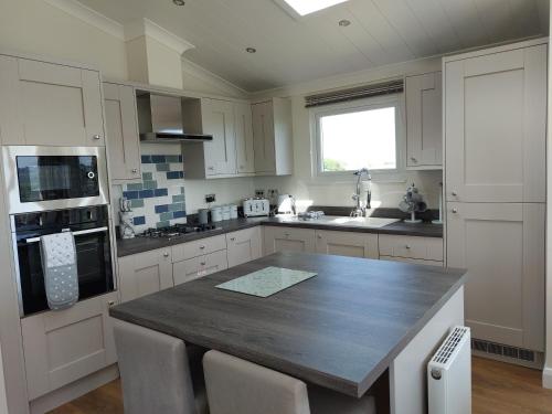 2 Bedroom Sleeps 4 Lodge-Smart Tv-Hot tub-Dogs Ok in Ренфрюшир