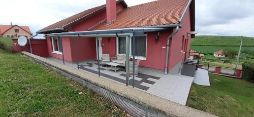 Apartment with Terrace - Red