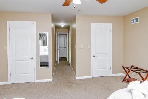 Cabin by the Creek with private creek access in 坦納斯維爾