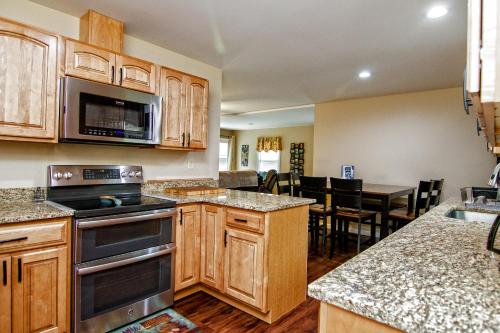 Cabin by the Creek with private creek access in 坦納斯維爾