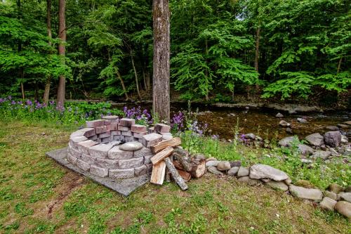 Cabin by the Creek with private creek access in 坦納斯維爾