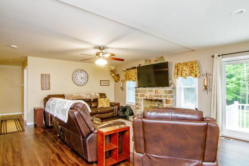 Cabin by the Creek with private creek access in 坦納斯維爾