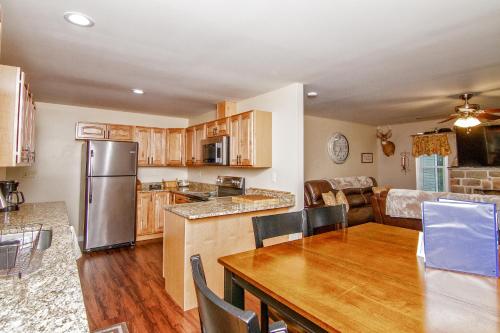 Cabin by the Creek with private creek access in 坦納斯維爾