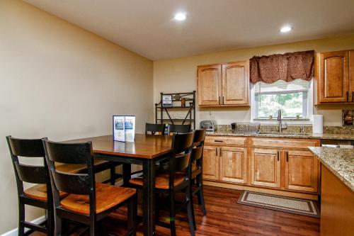 Cabin by the Creek with private creek access in 坦納斯維爾