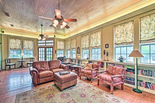 The Lilly House Historic Glen Rose Home with Porch! in Glen Rose, USA
