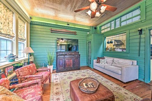 The Lilly House Historic Glen Rose Home with Porch!