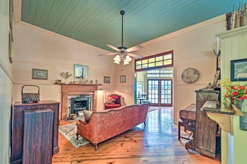 The Lilly House Historic Glen Rose Home with Porch! in Glen Rose, USA