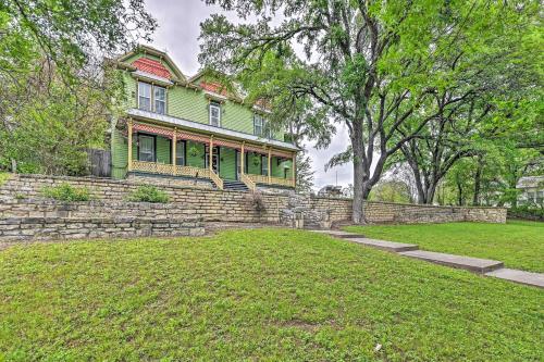 The Lilly House Historic Glen Rose Home with Porch!