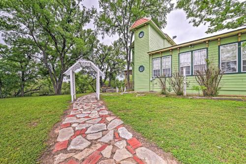 The Lilly House Historic Glen Rose Home with Porch!