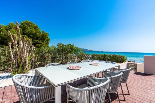 M4R 1 Villa Laura Front line beach house