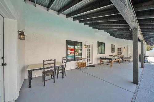 Remodeled 7 Bedroom Home with Modern Furnishings & Outdoor Pool Hot Tub! home - image 2