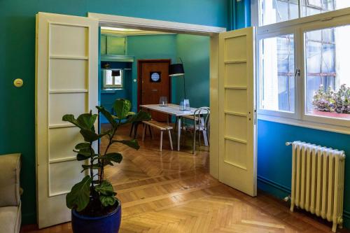 Upscale Renovated Downtown Aristocratic Studio - image 10