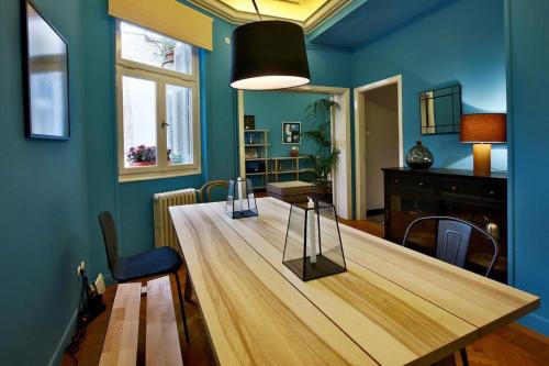Upscale Renovated Downtown Aristocratic Studio - image 10