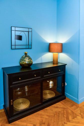 Upscale Renovated Downtown Aristocratic Studio - image 11