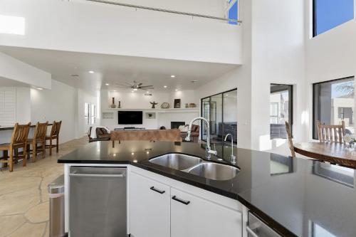 Gorgeous Panorama Mountain Views - Large Heated Outdoor Pool & Spa home - image 5