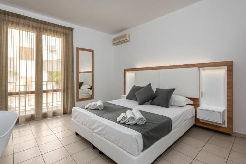 Double Room with Balcony image 10