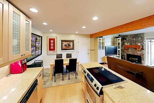 Exceptional Vacation Home in Avon condo - image 5