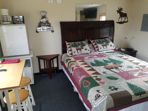 Guestroom, Ladd Pond Cabins and Campground, LLC in Gorham