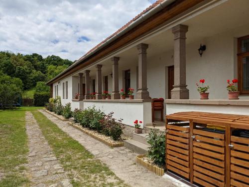 Viesnīcas āriene, Rozsakert Vendeghaz in Szomolya