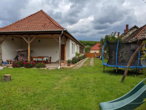 Viesnīcas āriene, Rozsakert Vendeghaz in Szomolya