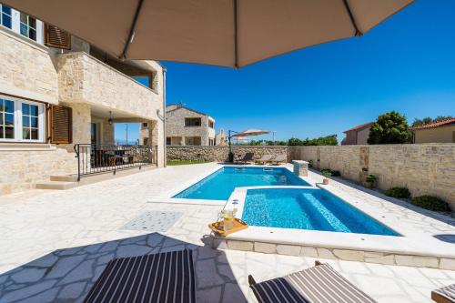 Luxury villa with heated pool and jacuzzi 02