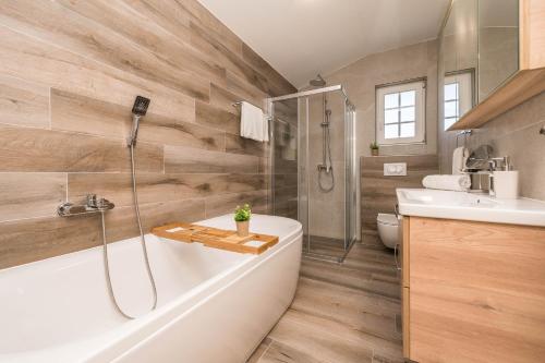 Luxury villa with heated pool and jacuzzi 02