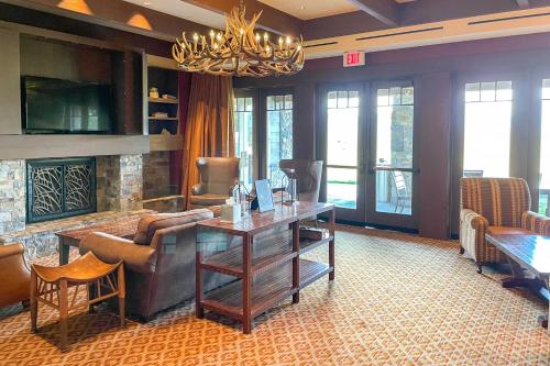 Condo with Outdoor Heated Pool and Hot Tub Access - main image