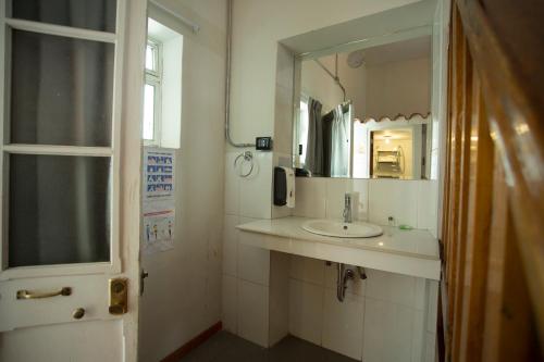Small Room Shared Bathroom  image 4