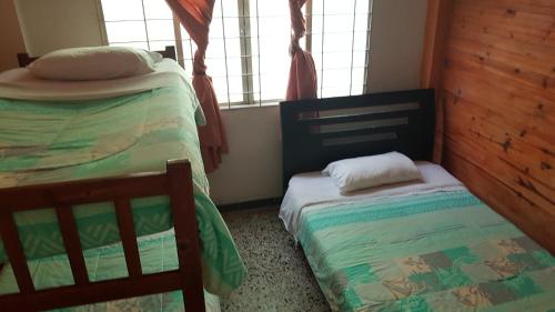 1 double bed, 4 twin beds