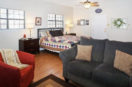 Two Dam Guest Cottages- River Studio - image 2