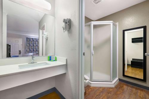 Motel 6-Kirkland, WA - North Kirkland – Kirkland, WA