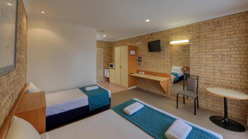 1 double bed, 1 twin bed