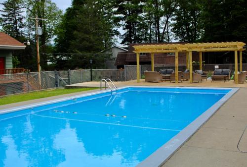 泳池, 蒙特利爾汽車旅館 (Motel Montreal) in 喬治湖 (NY)