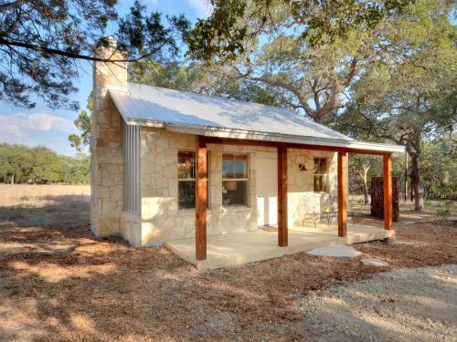 B&B Wimberley - Cabins at Flite Acres-Texas Sage - Bed and Breakfast Wimberley