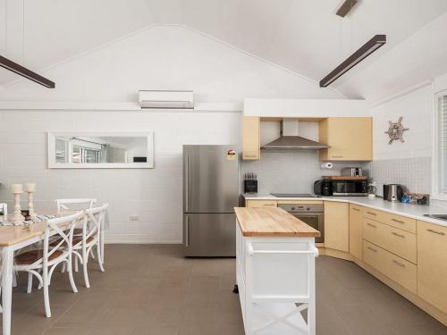 кухня, Little Kingsley Beach House in Уан Маил Бийч