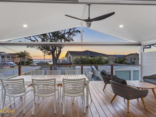 balkon/terras, Twilight on Sunset Beach Soldiers Point in Port Stephens