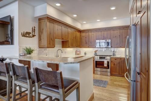 Modern Mountain Getaway-Luxury 3 bedroom Ski-in Ski-out condo - image 5
