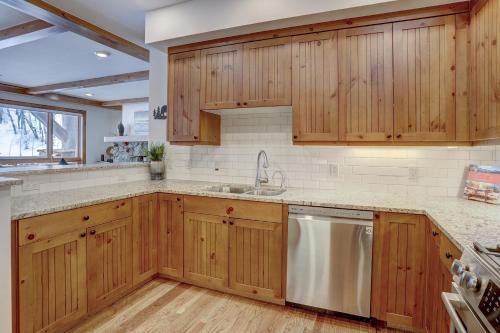 Modern Mountain Getaway-Luxury 3 bedroom Ski-in Ski-out condo - image 8