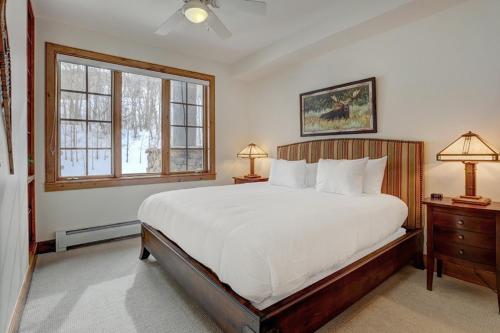 Modern Mountain Getaway-Luxury 3 bedroom Ski-in Ski-out condo - image 10