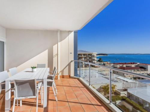 balkon/terras, Breakwater Apartment 403 in Shoal Bay