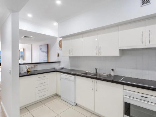 keuken, Breakwater Apartment 403 in Shoal Bay