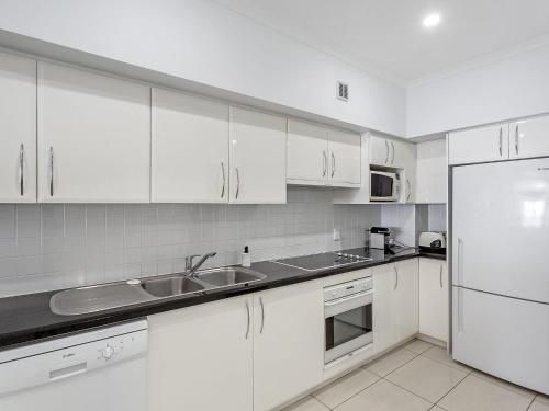 keuken, Breakwater Apartment 403 in Shoal Bay