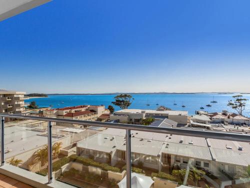 balkon/terras, Breakwater Apartment 403 in Shoal Bay