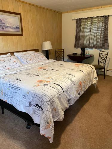 Royal Motel - image 5