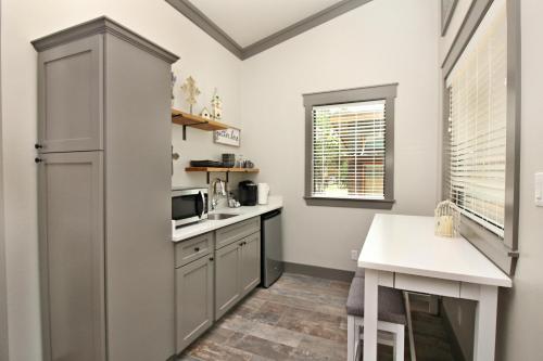 Green Acres Cottages - Gruene Suite - main image