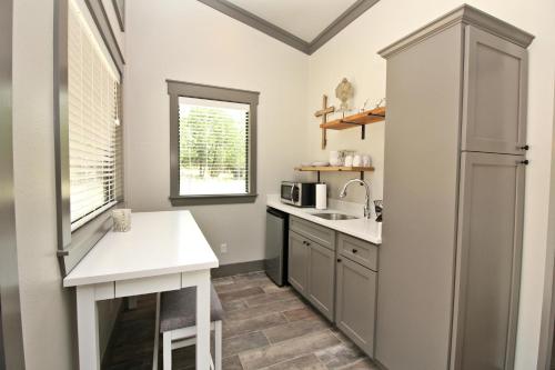 Green Acres Cottages - Luckenbach Suite - main image